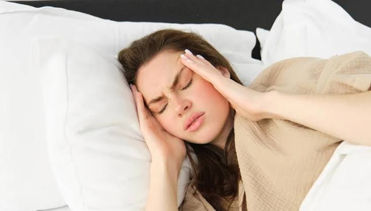 Personne au repos illustrant l’importance du sommeil dans une routine de bien-être